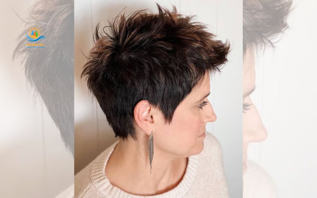 hair for older women: Textured pixie