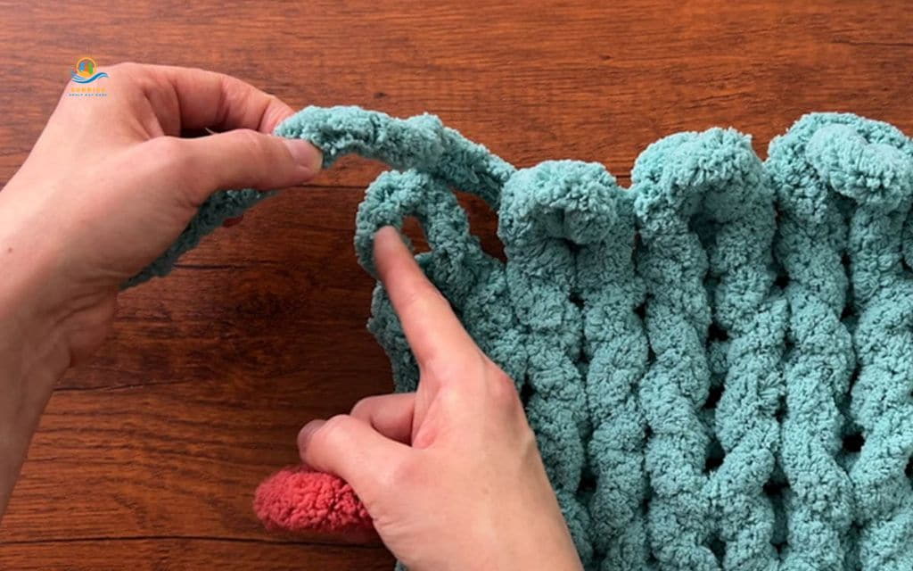 craft activities for seniors: Chunky yarn finger knitting